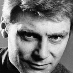 Stelio Candelli 飾演 Burton