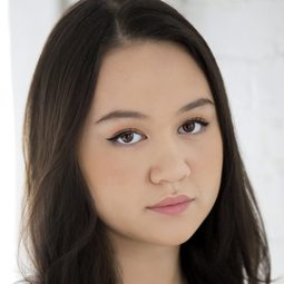 Amalia Yoo 飾演 Natalie