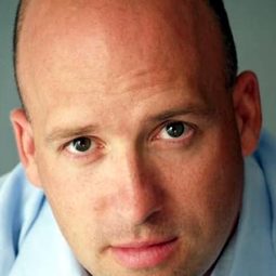 Will Woytowich 飾演 Lead Fireman