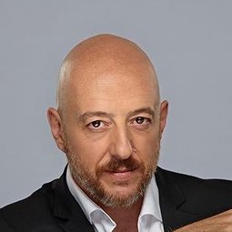 荷西·路易斯·托里霍 - 飛常性奮演員 飾演Sr. Más