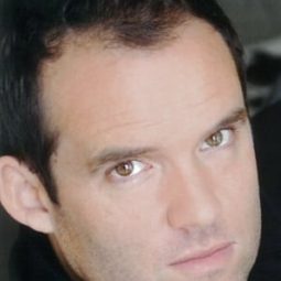 Danny Wolohan 飾演 Jim