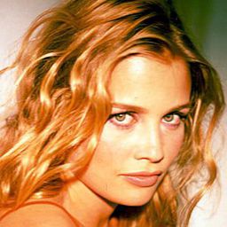 Hélène Sevaux 飾演 Alessandra