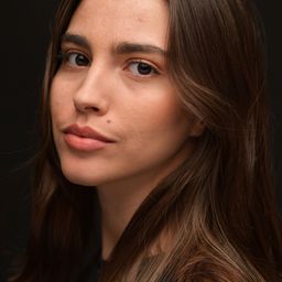 Ana Revert 飾演 Holly