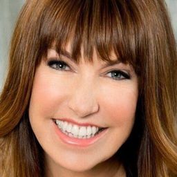 Bella Shaw 飾演 Interviewer