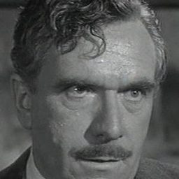 Cosmo Sardo 飾演 Connors' Associate