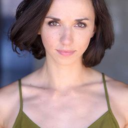 Annabel Barrett 飾演 Girl flirting with Devin