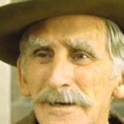 Ed Geldart - 狂風沙演員 飾演Old Man Tucker