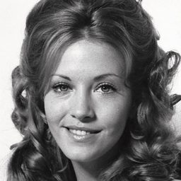 Andrea Allan 飾演 Eve