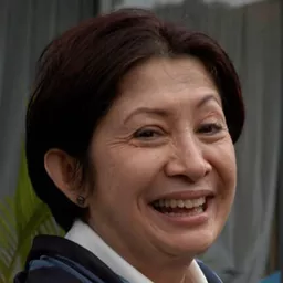 Niniek L. Karim 飾演 Julia's Grandmother