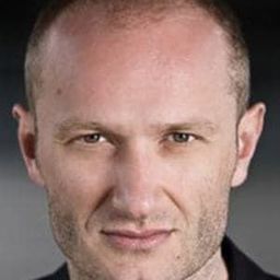 Emmanuel Bonami 飾演 Gilles