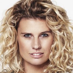 克莉絲汀·梅爾澤 飾演 Marianne