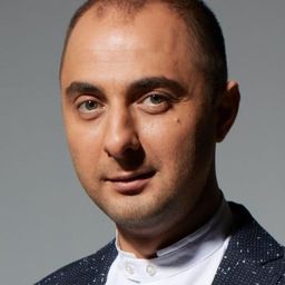 Demis Karibov 飾演 Шурик