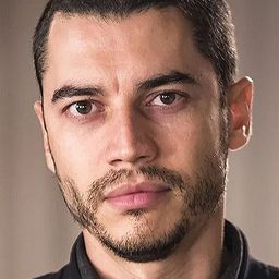 Lee Taylor 飾演 Ivan