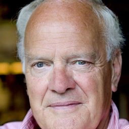 Dolf de Vries 飾演 Dr Paul Kruithof