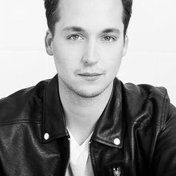 Jonathan Dubsky 飾演 Ron Taylor