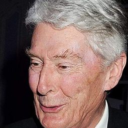 Timothy Carlton 飾演 Judge Howarth