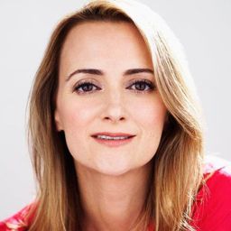 Geraldine Dulex 飾演 Press Reporter (uncredited)