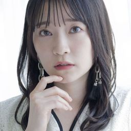 巖田陽葵 - 睡覺的笨蛋演員 飾演Vocalist at an izakaya