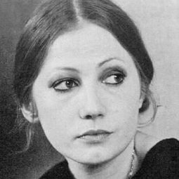 Françoise Lebrun 飾演 Mother