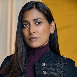 Nimmi Harasgama 飾演 