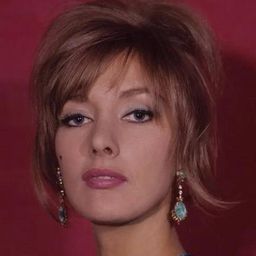 Marina Malfatti 飾演 Isabelle Maury