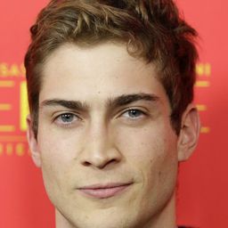 詹姆斯莫羅西尼 飾演 Cyrus