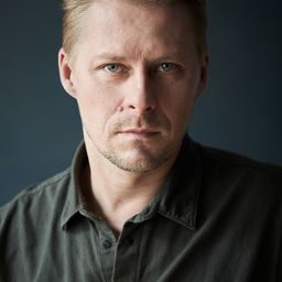 Tambet Tuisk 飾演 Lew