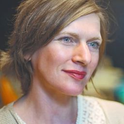 Zsófia Szamosi 飾演 Zsuzsa, Nóri's mom