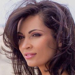 Nicoleta Luciu 飾演 Sergiu's girlfriend