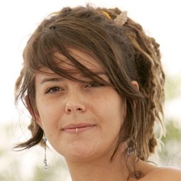 Anapola Mushkadiz 飾演 Ana