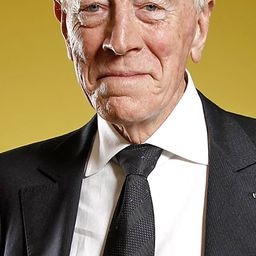 麥士馮西度 飾演 Sir Walter Loxley