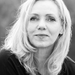 Catalijn Willemsen 飾演 Karin - Nurse