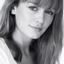 Lucy Holt 飾演 Lola