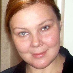 Mariya Buknis 飾演 unsure girl