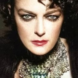 Selda Özer 飾演 Guya