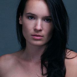 Ellen Parren 飾演 Nina