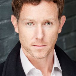 Richard Hansell 飾演 Louis