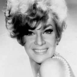 Kaye Stevens 飾演 Flo Moore