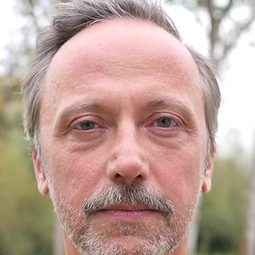 Jean-Luc Vincent 飾演 Paul Claudel