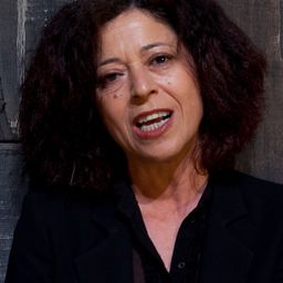 Salwa Nakkara 飾演 Adla