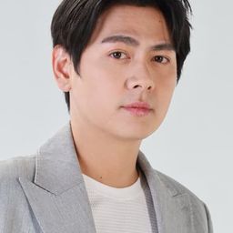 Bom Phongsakon Tosuwan 飾演 Senior