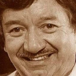 Víctor Manuel Castro 飾演 