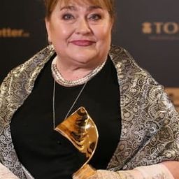 Nina Naboka 飾演 grandmother