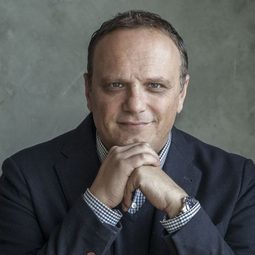 Slaviša Ćurović - 一個普通人演員 飾演Police Officer 4