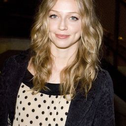 Zoe Tuckwell-Smith 飾演 Sam