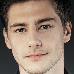 Matej Zemljič 飾演 Andrej