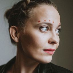 Elisabet Johannesdottir - 歇斯底裏演員 飾演Mrs. Pearce