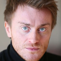 Igor Grabuzov 飾演 Oleg