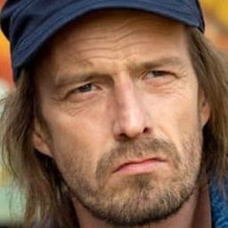 Konsta Mäkelä 飾演 