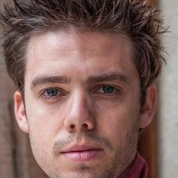 Yan Tassin 飾演 Théo